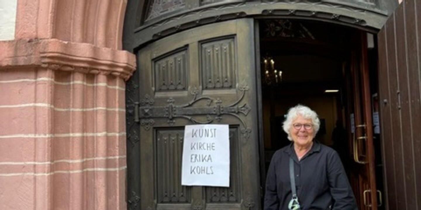 Kunstmauer mit Kunst in der Kirche, Orgelkonzert und Murmelmalen 