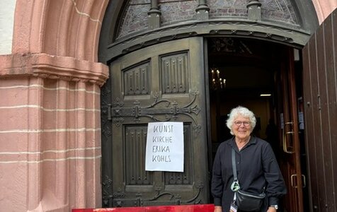 Kunstmauer mit Kunst in der Kirche, Orgelkonzert und Murmelmalen 